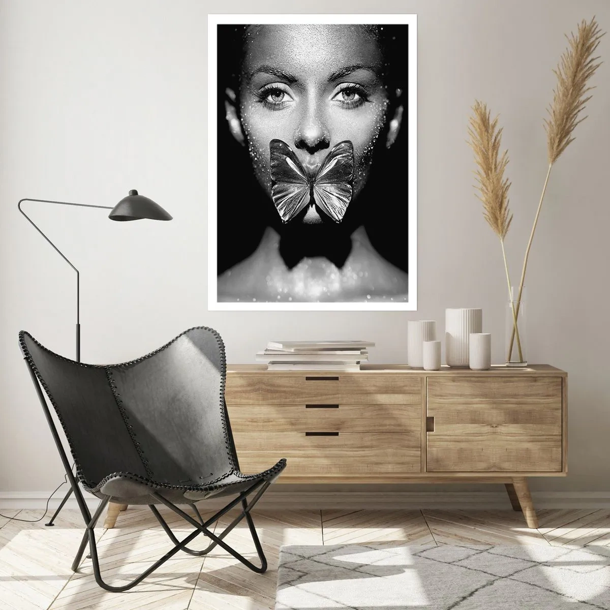Poster - Ritratto di una donna con una farfalla sulle labbra in bianco e nero - 50x70cm - Il bacio delle farfalle - Decorazione murale moderna per soggiorno e camera da letto ARTTOR