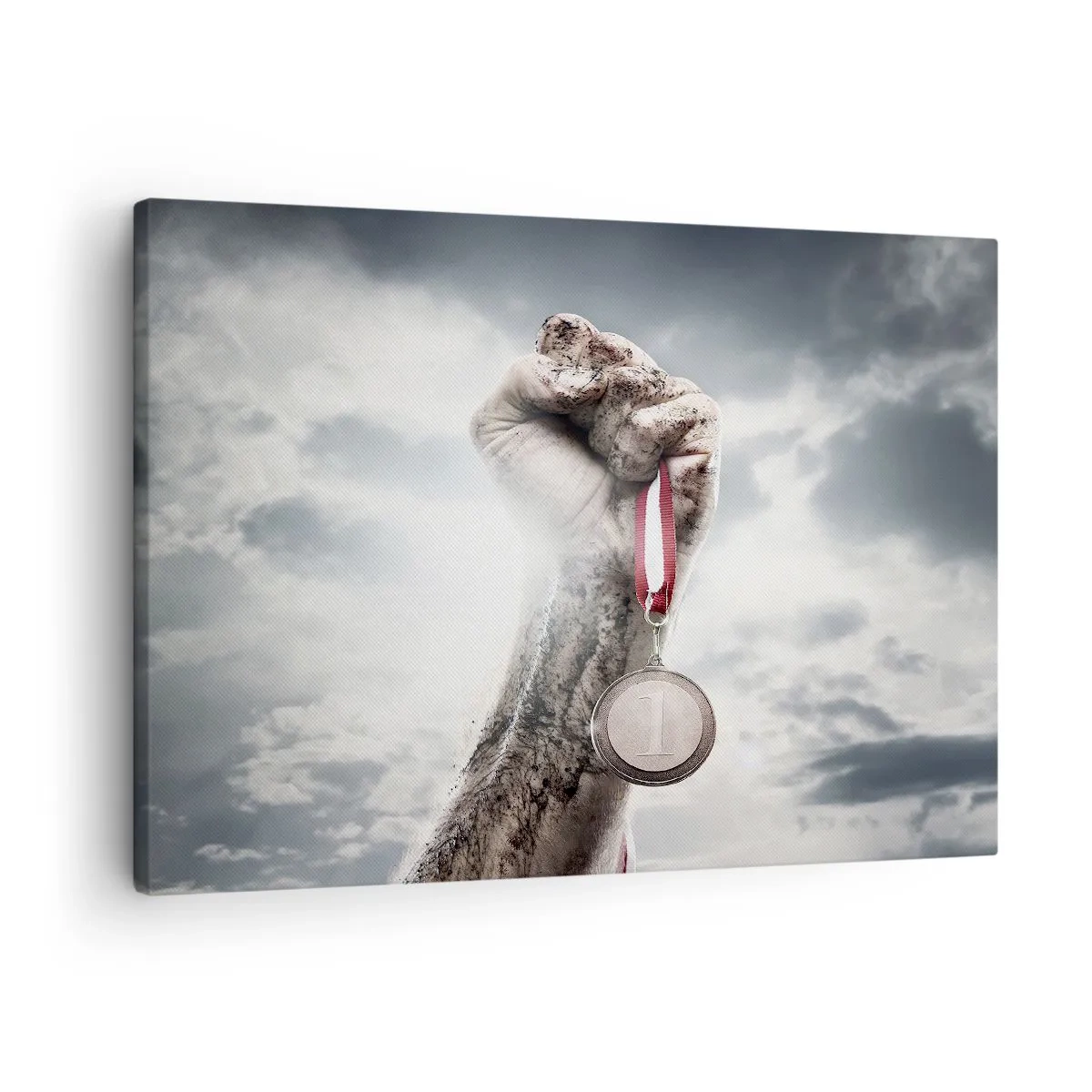 Quadro su tela - Stampe su Tela - Una mano alzata con una medaglia contro un cielo nuvoloso - 70x50cm - Per aspera ad astra - Decorazione murale moderna per soggiorno e camera da letto ARTTOR