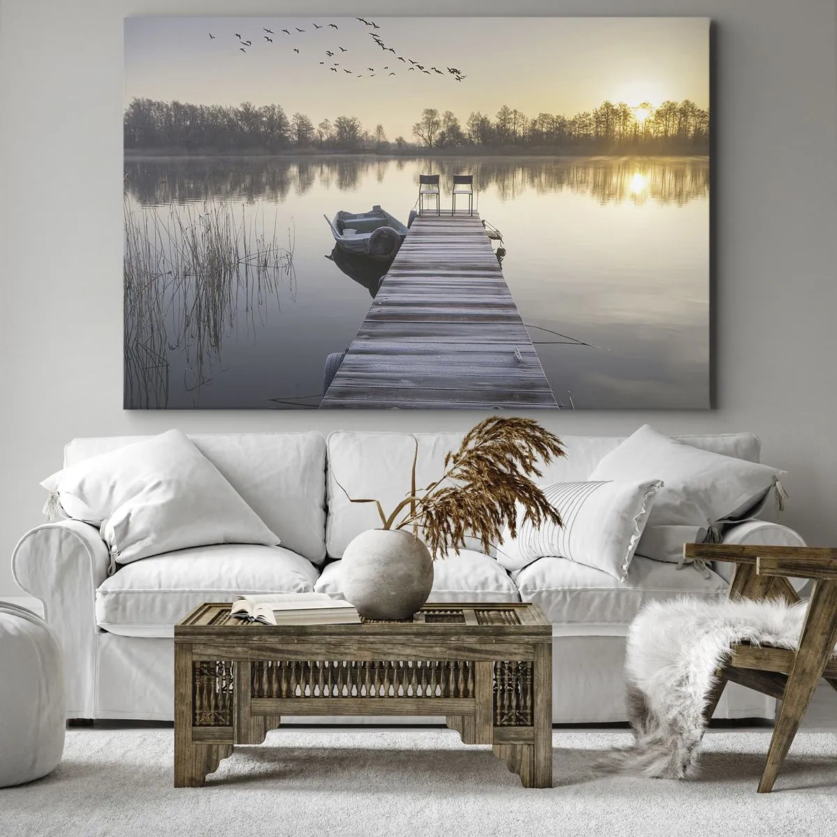 Quadro su tela - Stampe su Tela - Un molo sul lago al mattino con una barca e delle sedie - 120x80cm - Tornerò un giorno - Decorazione murale moderna per soggiorno e camera da letto ARTTOR