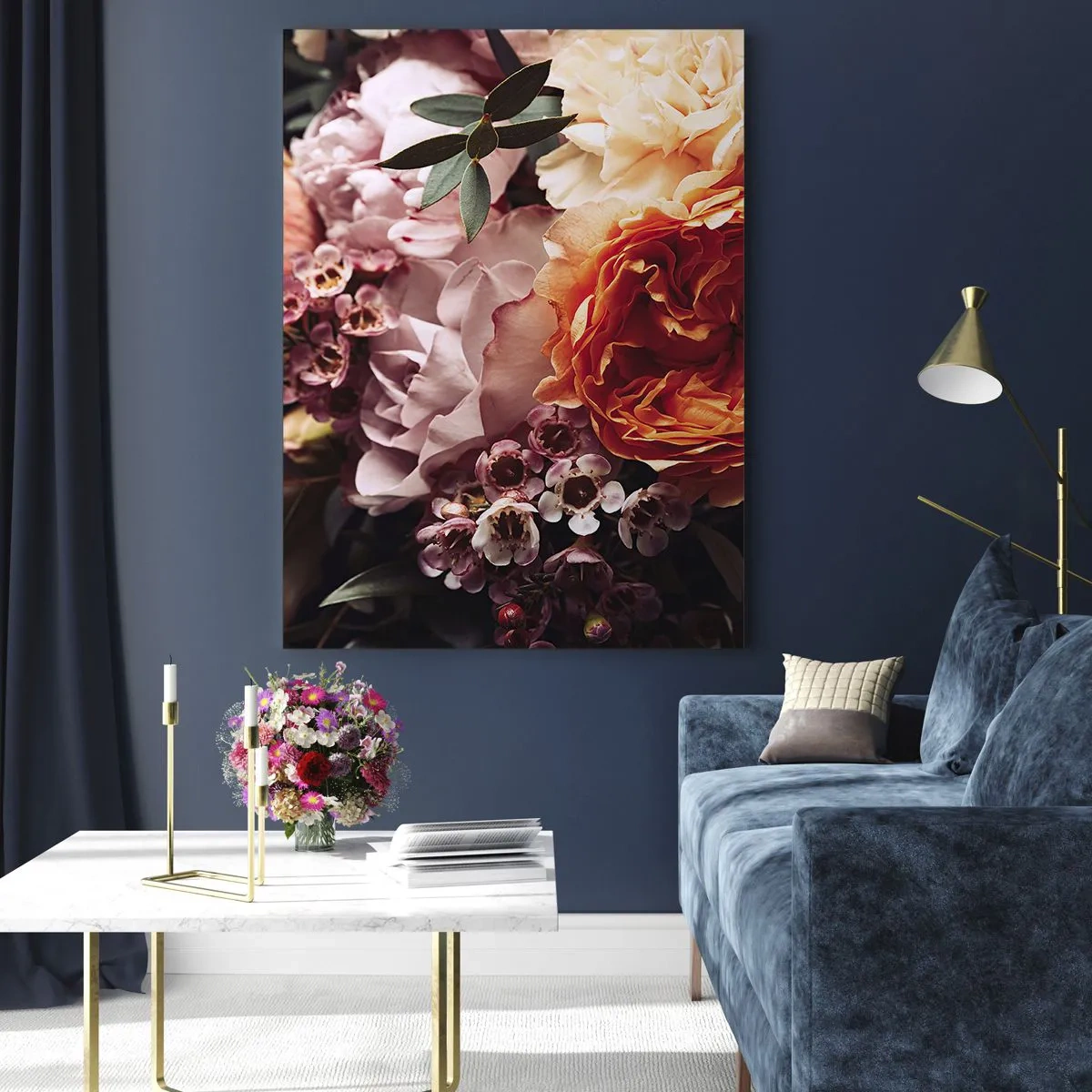 Quadro su vetro - Primo piano di una composizione di rose, garofani e piccoli fiori. - 50x70cm - Avvolti dalla bellezza - Decorazione murale moderna per soggiorno e camera da letto ARTTOR