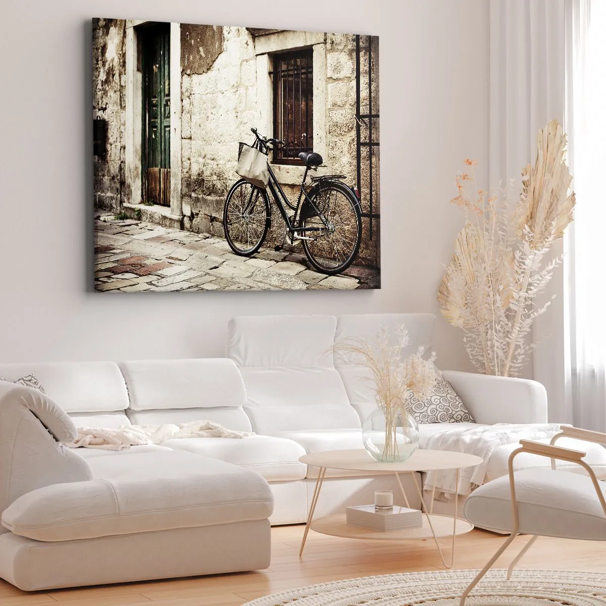 Quadro su tela - Stampe su Tela - Una bicicletta contro un muro di pietra con una finestra e una porta in stile retrò - 120x80cm - Ritorno al passato - Decorazione murale moderna per soggiorno e camera da letto ARTTOR