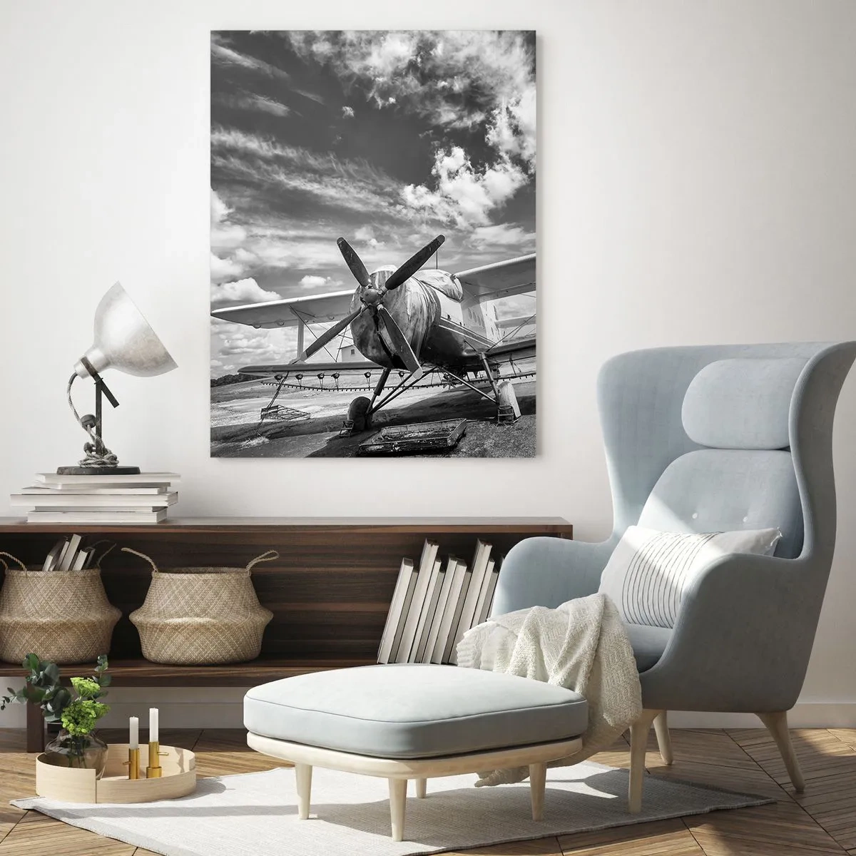 Quadro su vetro - Un vecchio aereo all'aeroporto in bianco e nero - 80x120cm - Non vedo l'ora! - Decorazione murale moderna per soggiorno e camera da letto ARTTOR