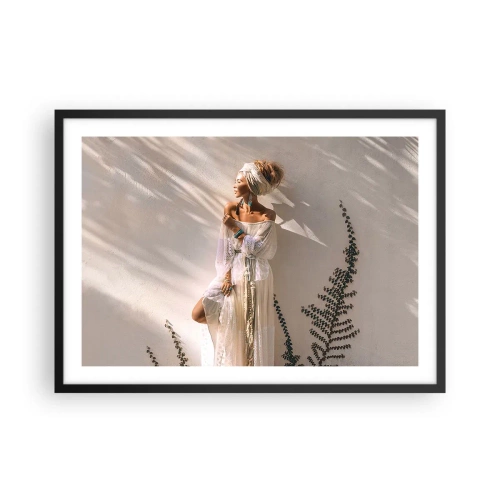 Poster in cornice nera - Una donna in stile boho illuminata dai raggi del sole - 70x50cm - Il sole e la ragazza - Decorazione murale moderna per soggiorno e camera da letto ARTTOR