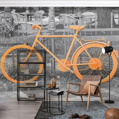 Fotomurali Premium Sand - Una bicicletta arancione davanti a un bar bianco e nero - 100x70cm - Vai, ti aspetto qui - Decorazione murale moderna per soggiorno e camera da letto ARTTOR
