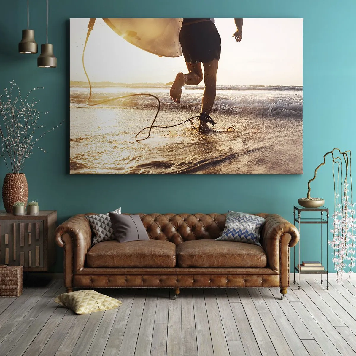 Quadro su tela - Stampe su Tela - Un surfista corre lungo la spiaggia con la sua tavola sotto il sole. - 100x70cm - L'incontro delle onde - Decorazione murale moderna per soggiorno e camera da letto ARTTOR
