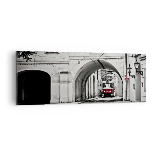 Quadro su tela - Stampe su Tela - Un tram bianco e nero in una strada storica della città - 140x50cm - Attraverso il labirinto cittadino - Decorazione murale moderna per soggiorno e camera da letto ARTTOR