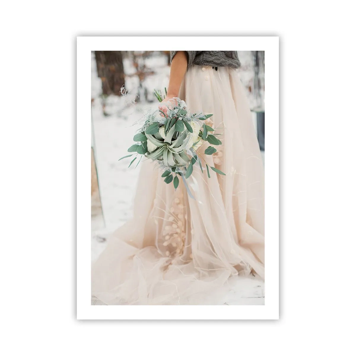 Poster - Una sposa in un abito beige che tiene un bouquet nella neve - 50x70cm - E vissero felici e contenti - Decorazione murale moderna per soggiorno e camera da letto ARTTOR