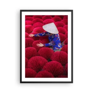 Poster in cornice nera - Una figura con un cappello su uno sfondo di bastoncini di incenso rossi - 50x70cm - Nel campo di riso - Decorazione murale moderna per soggiorno e camera da letto ARTTOR
