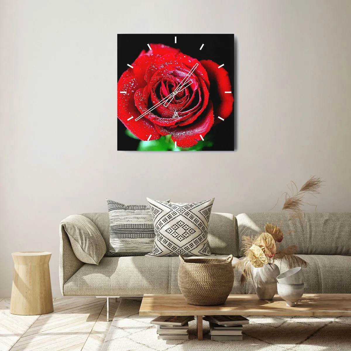 Orologio da parete - Orologio in Vetro - Una rosa rossa ricoperta di gocce di rugiada su uno sfondo nero. - 30x30cm - Ecco l'amore - Decorazione murale moderna per soggiorno e camera da letto ARTTOR