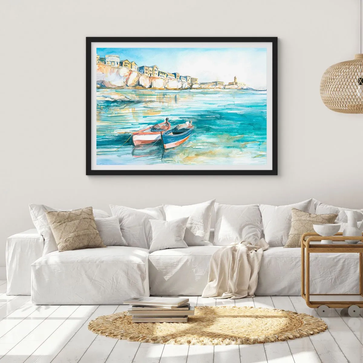 Poster in cornice nera - Un pittoresco paesaggio costiero con barche sull'acqua - 100x70cm - Paesaggio in azzurro - Decorazione murale moderna per soggiorno e camera da letto ARTTOR