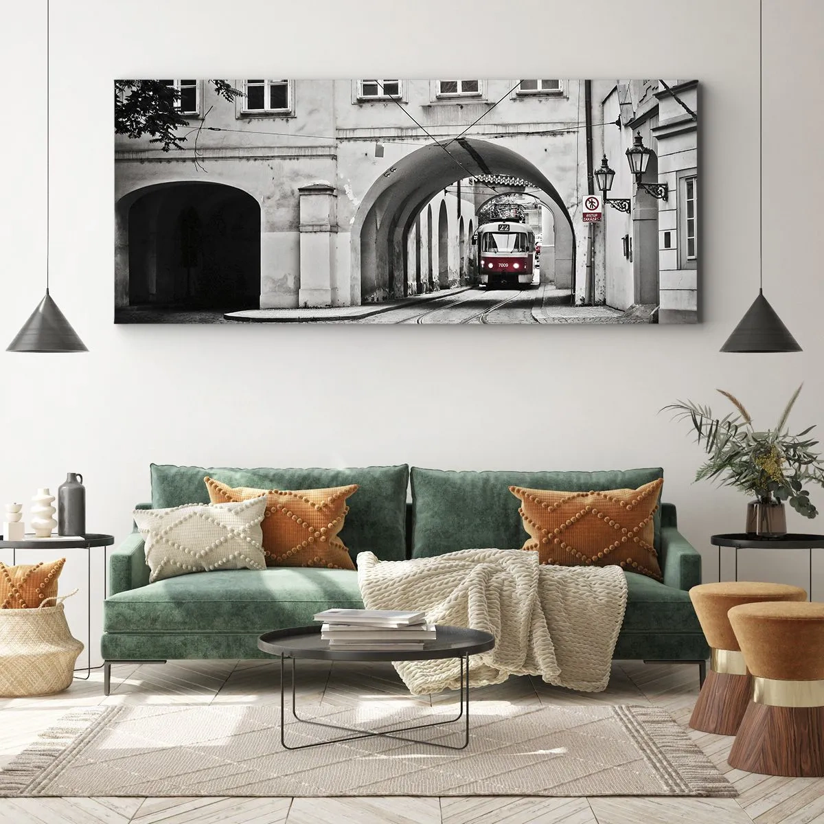 Quadro su tela - Stampe su Tela - Un tram bianco e nero in una strada storica della città - 120x50cm - Attraverso il labirinto cittadino - Decorazione murale moderna per soggiorno e camera da letto ARTTOR