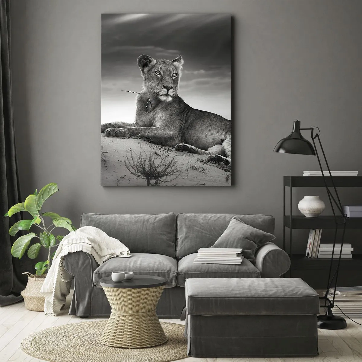 Quadro su tela - Stampe su Tela - Ritratto in bianco e nero di una leonessa nella savana - 80x120cm - Il riposo della regina del deserto - Decorazione murale moderna per soggiorno e camera da letto ARTTOR