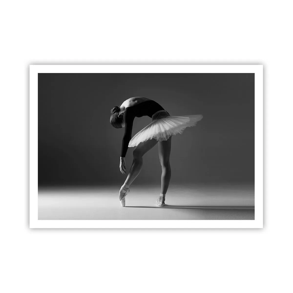 Poster - Una ballerina in una posa elegante su uno sfondo bianco e nero - 100x70cm - Bella ballerina - Decorazione murale moderna per soggiorno e camera da letto ARTTOR