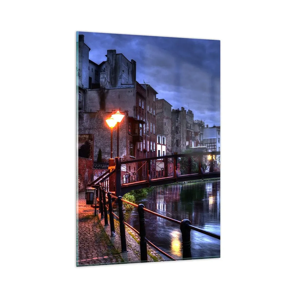 Quadro su vetro - Vista serale delle case popolari e del ponte sul canale - 80x120cm - Questa Bydgoszcz non la conosci - Decorazione murale moderna per soggiorno e camera da letto ARTTOR