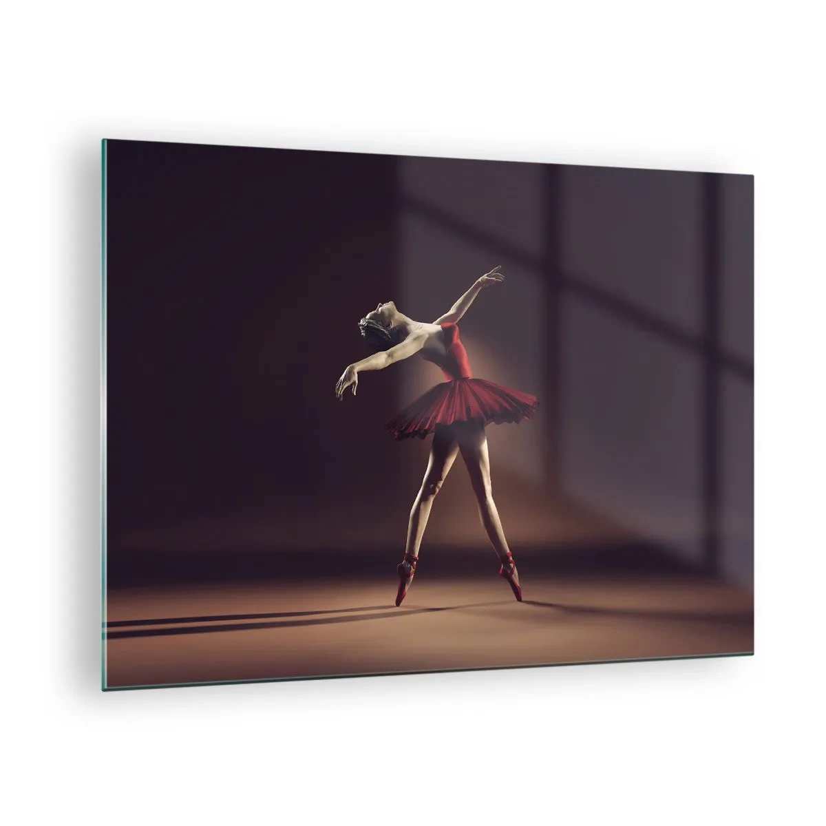 Quadro su vetro - Una ballerina in un abito rosso in una posa dinamica - 70x50cm - Prima ballerina - Decorazione murale moderna per soggiorno e camera da letto ARTTOR