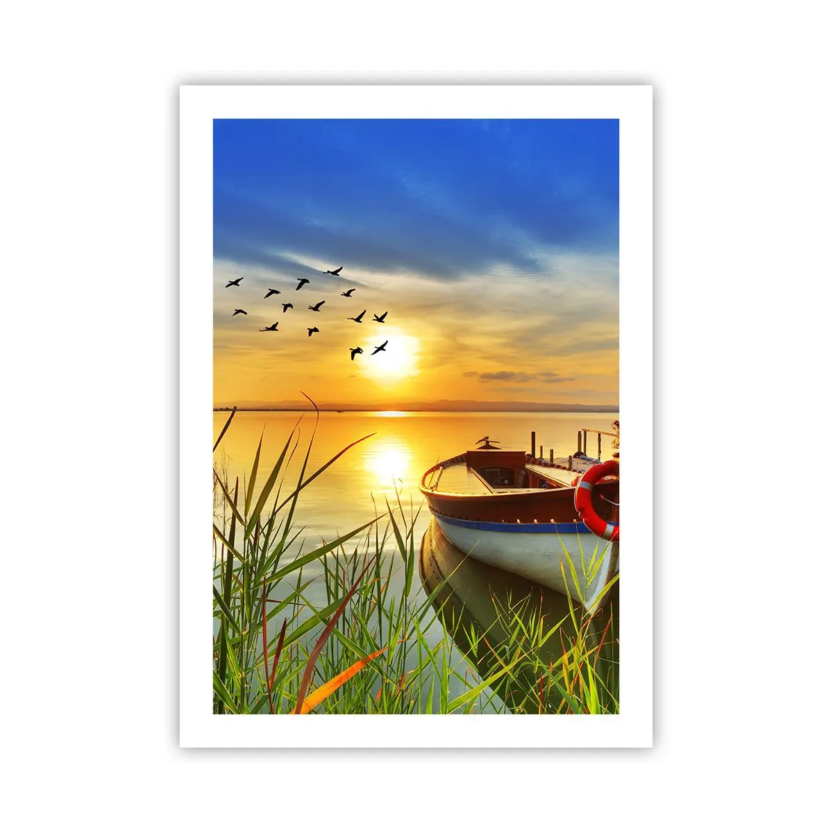 Poster - Una barca sulla riva di un lago al tramonto con uccelli nel cielo - 50x70cm - I cormorano volano già via - Decorazione murale moderna per soggiorno e camera da letto ARTTOR