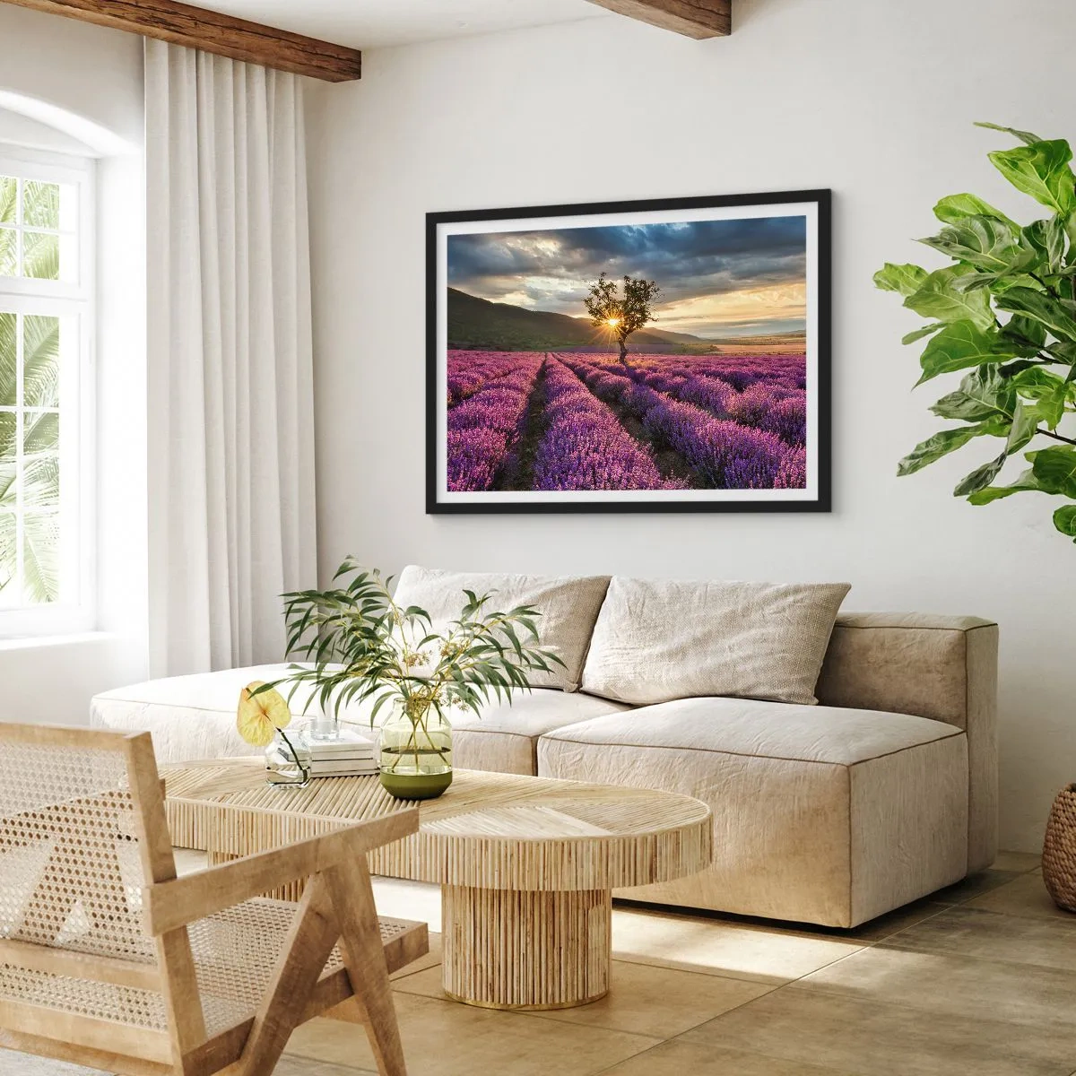Poster in cornice nera - Un campo di lavanda con un albero solitario al tramonto - 100x70cm - Aroma di colore lilla - Decorazione murale moderna per soggiorno e camera da letto ARTTOR