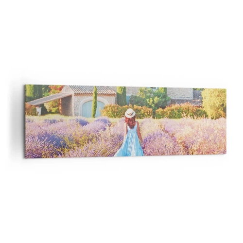 Quadro su tela - Stampe su Tela - Una donna con un vestito blu cammina attraverso un campo di lavanda con vista su una casa. - 160x50cm - La ragazza nella lavanda - Decorazione murale moderna per soggiorno e camera da letto ARTTOR