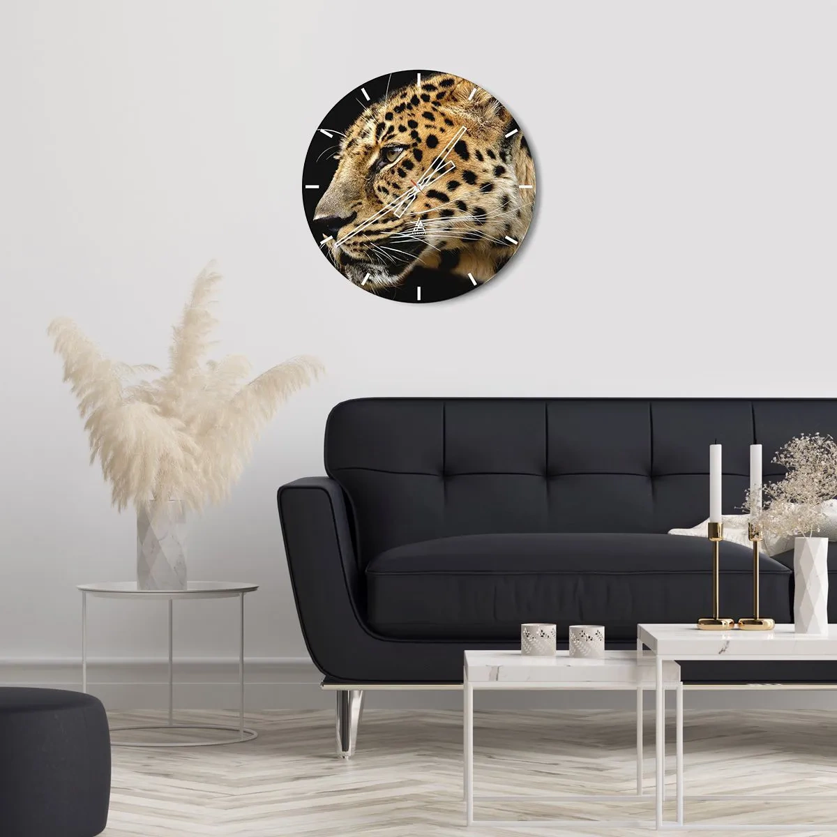 Orologio da parete - Orologio in Vetro - Primo piano della testa di un leopardo su uno sfondo nero - 30x30cm - Calmo, concentrato, pronto - Decorazione murale moderna per soggiorno, cucina e camera da letto ARTTOR