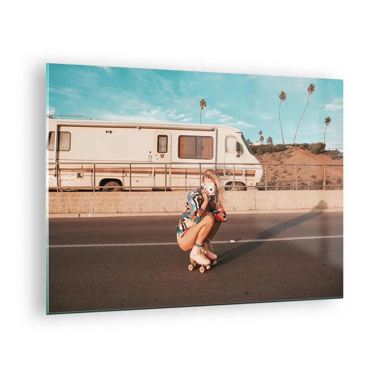 Quadro su vetro - Una ragazza sui pattini a rotelle scatta foto sotto il sole della California. - 70x50cm - Sorridi per favore! - Decorazione murale moderna per soggiorno e camera da letto ARTTOR