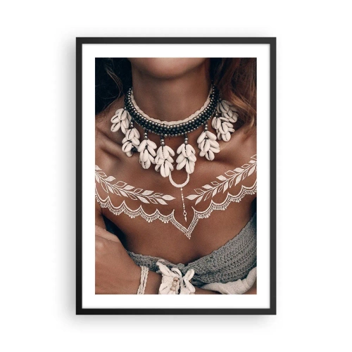 Poster in cornice nera - Ritratto di una donna con una collana di conchiglie e un tatuaggio bianco - 50x70cm - Talismani, rituali di femminilità - Decorazione murale moderna per soggiorno e camera da letto ARTTOR