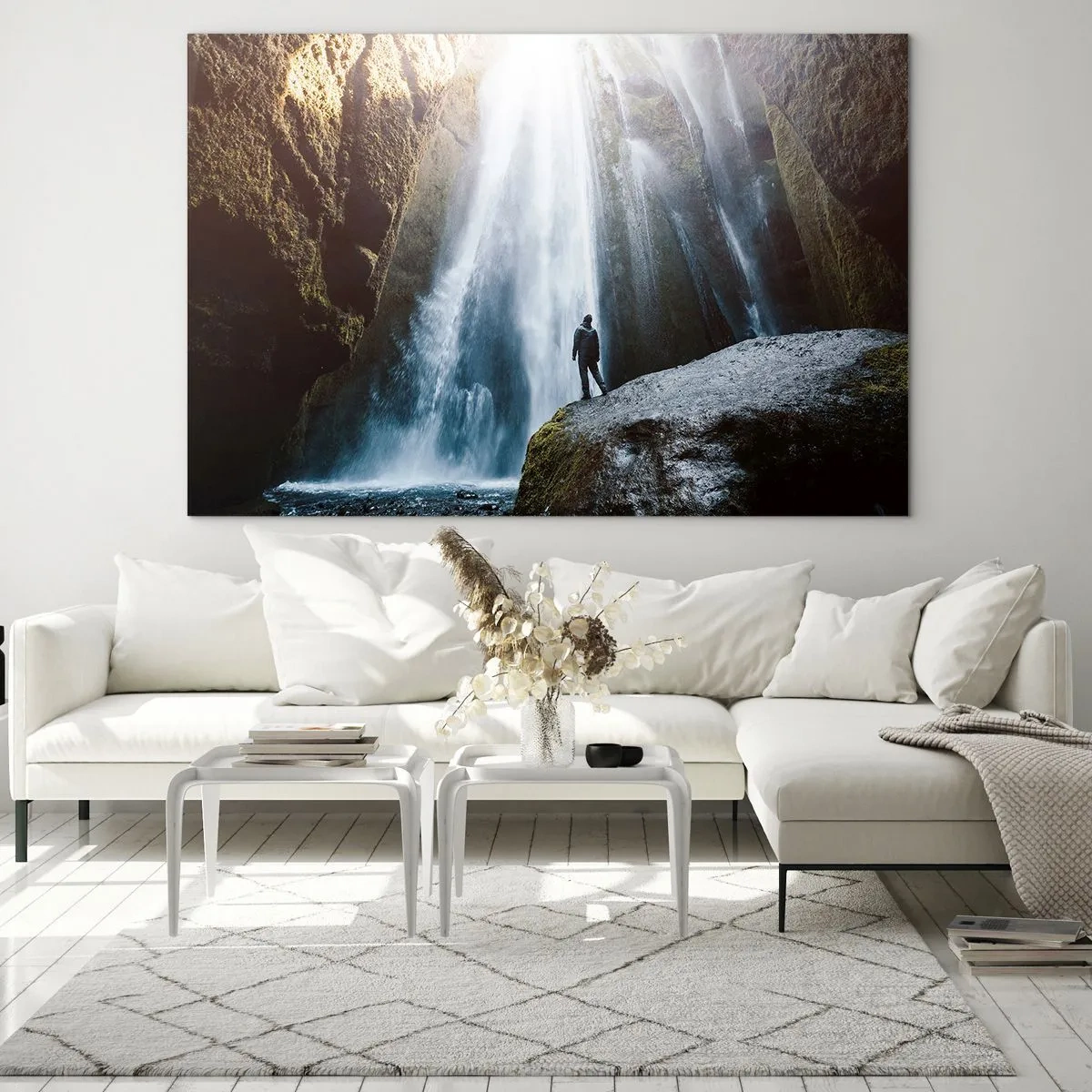 Quadro su vetro - Un uomo in piedi su una roccia di fronte a una potente cascata alla luce del sole - 120x80cm - Ripristino delle proporzioni - Decorazione murale moderna per soggiorno e camera da letto ARTTOR