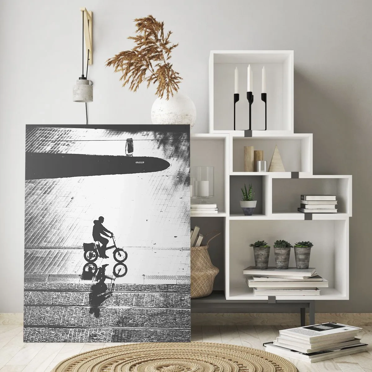 Quadro su vetro - Uomo in bicicletta attraverso la città, riflesso nell'acqua, scatto in bianco e nero - 50x70cm - Avanti, attraverso la città - Decorazione murale moderna per soggiorno e camera da letto ARTTOR
