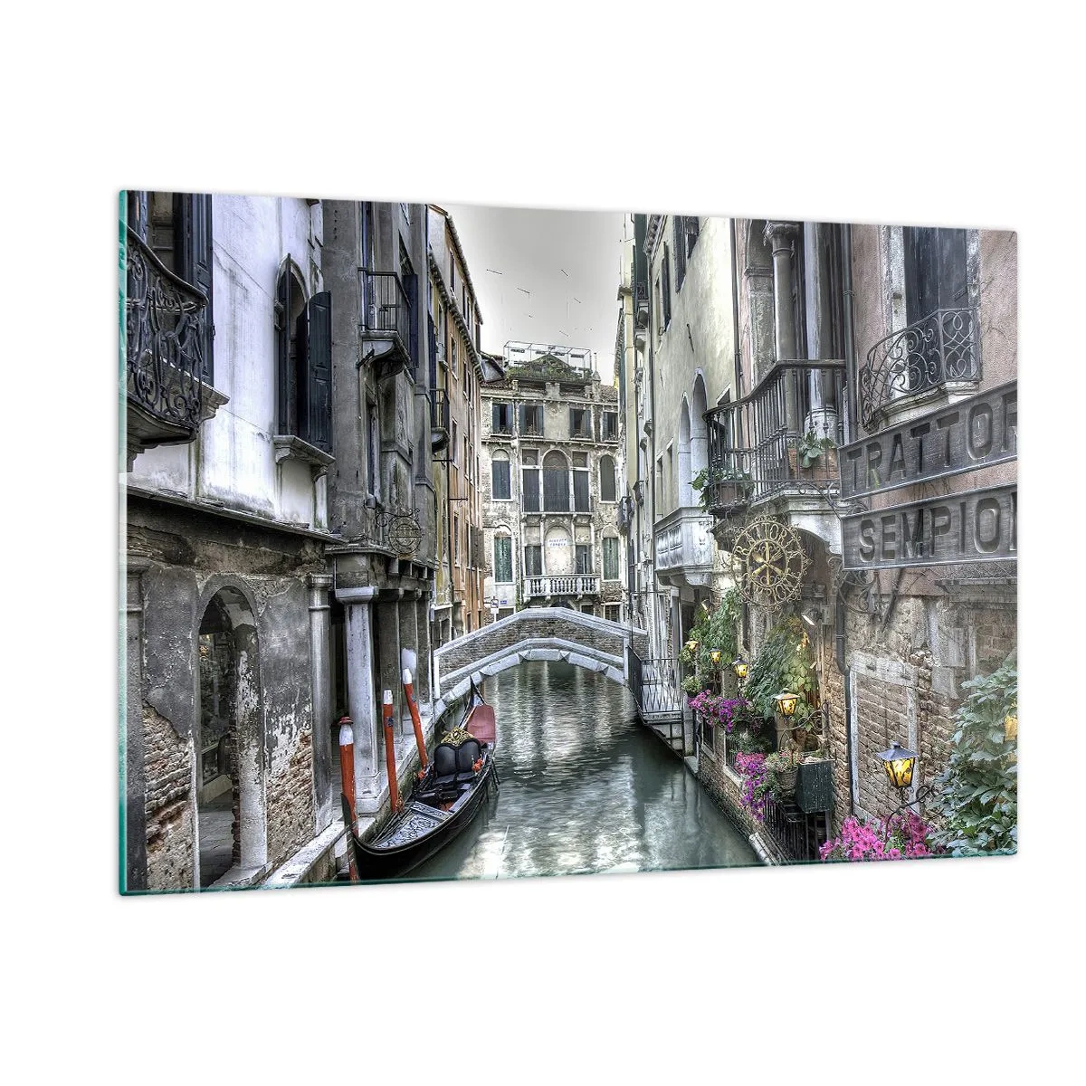 Quadro su vetro - Vista romantica di un canale veneziano con una gondola - 120x80cm - Da secoli in silenziosa riflessione - Decorazione murale moderna per soggiorno e camera da letto ARTTOR