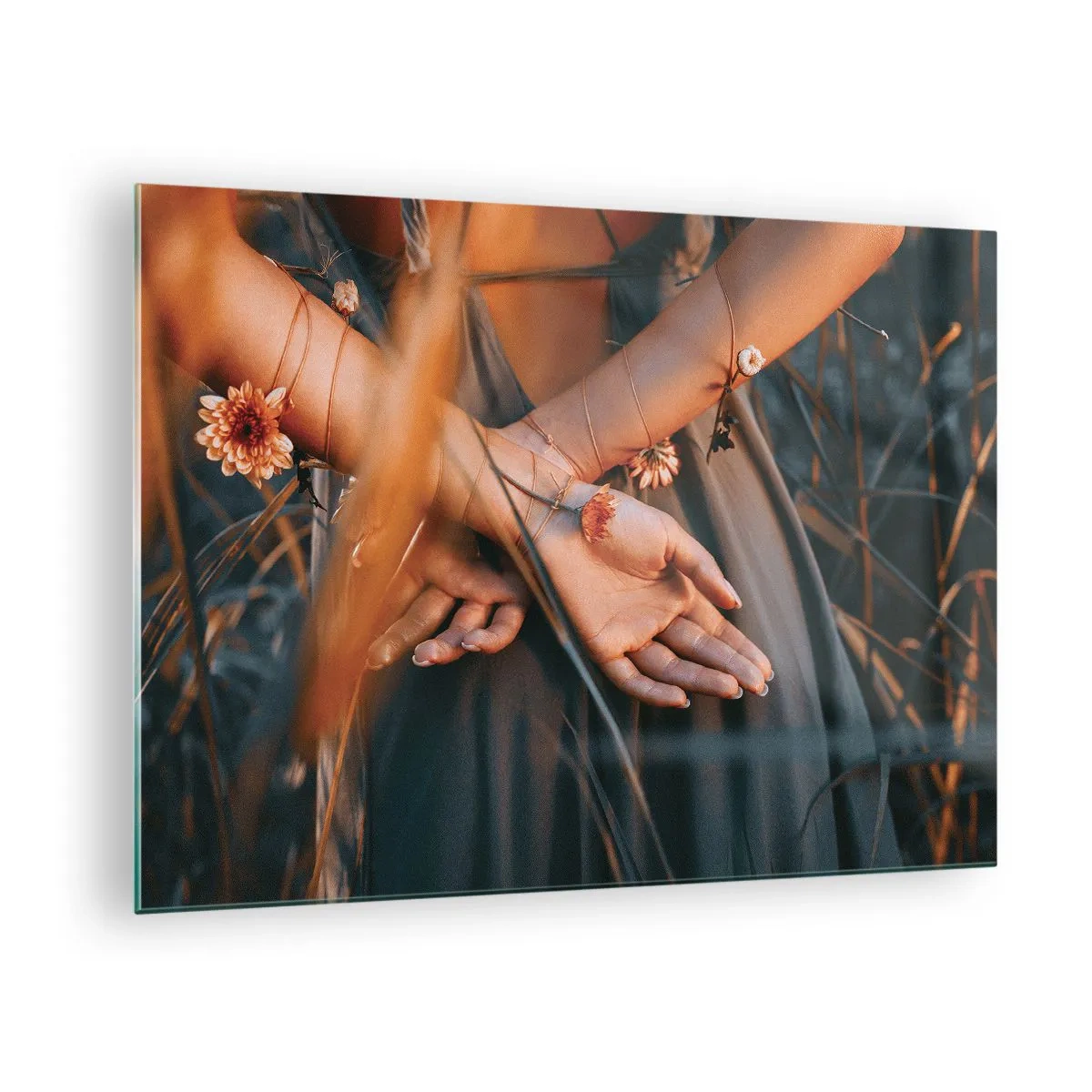Quadro su vetro - Primo piano delle mani giunte di una donna con dei fiori su uno sfondo erboso - 70x50cm - Legata alla natura - Decorazione murale moderna per soggiorno e camera da letto ARTTOR