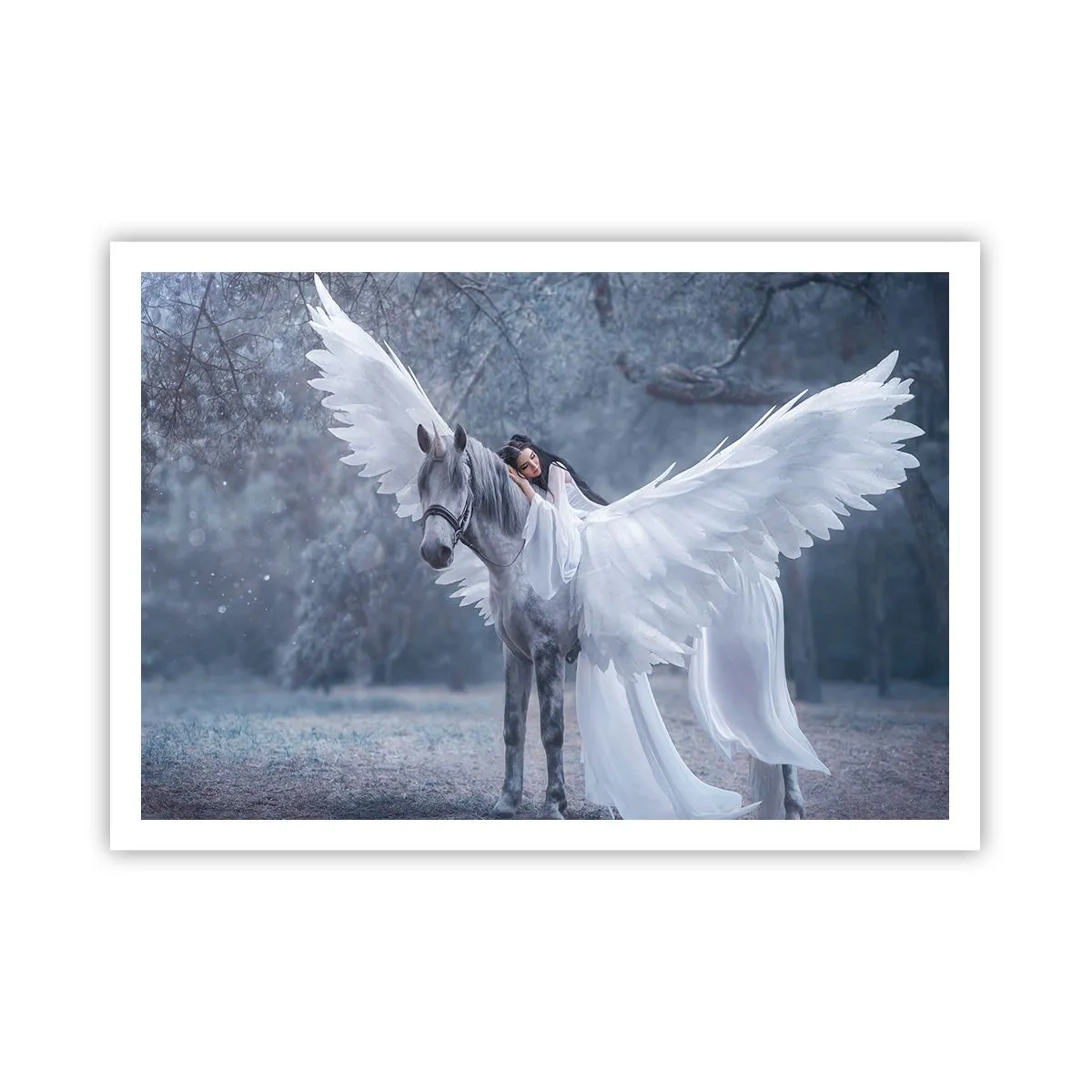 Poster - Una donna su un cavallo bianco con le ali in una foresta magica - 100x70cm - Momento ispirato - Decorazione murale moderna per soggiorno e camera da letto ARTTOR