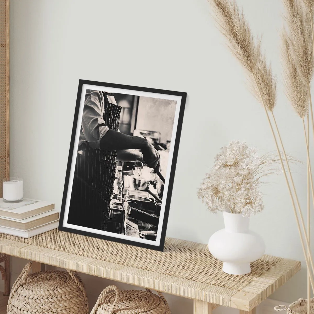 Poster in cornice nera - Fotografia in bianco e nero di uno chef al lavoro - 50x70cm - L'alchimia dei sapori - Decorazione murale moderna per soggiorno e camera da letto ARTTOR