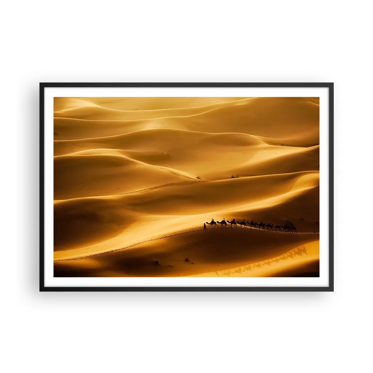 Poster in cornice nera - Una carovana di cammelli vaga tra le dune dorate del deserto. - 100x70cm - La carovana sulle onde del deserto - Decorazione murale moderna per soggiorno e camera da letto ARTTOR