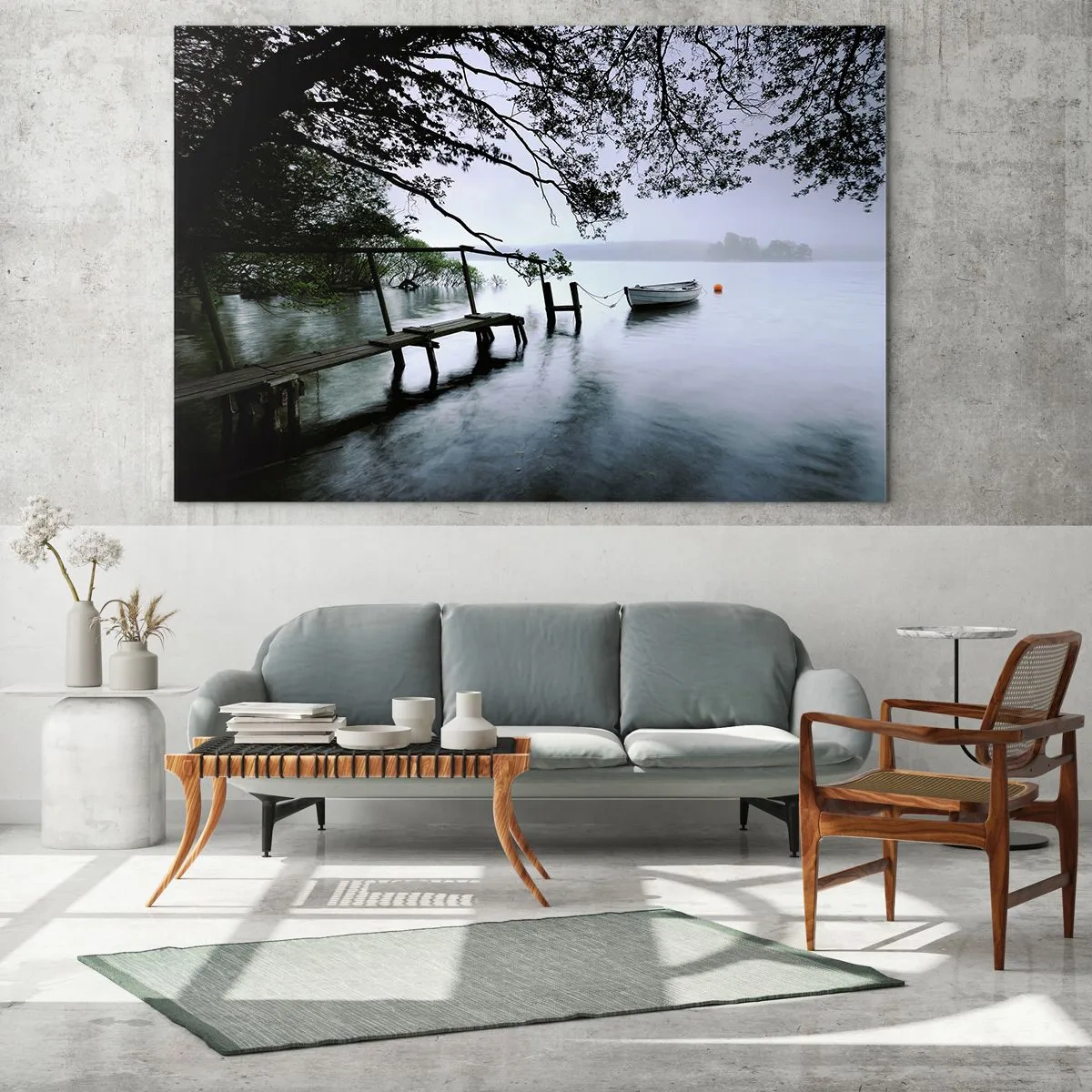Quadro su vetro - Un molo di legno su un lago nebbioso con una barca sullo sfondo - 120x80cm - E già ti riposi - Decorazione murale moderna per soggiorno e camera da letto ARTTOR