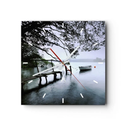 Orologio da parete - Orologio in Vetro - Un molo sull'acqua con una barca sullo sfondo circondata da un paesaggio nebbioso - 30x30cm - E già ti riposi - Decorazione murale moderna per soggiorno e camera da letto ARTTOR