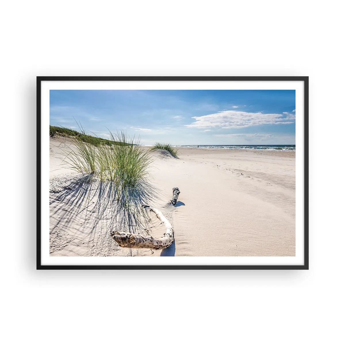 Poster in cornice nera - Una spiaggia baltica con sabbia, erba e un cielo azzurro calmo - 100x70cm - La più bella? Quella del baltico - Decorazione murale moderna per soggiorno e camera da letto ARTTOR