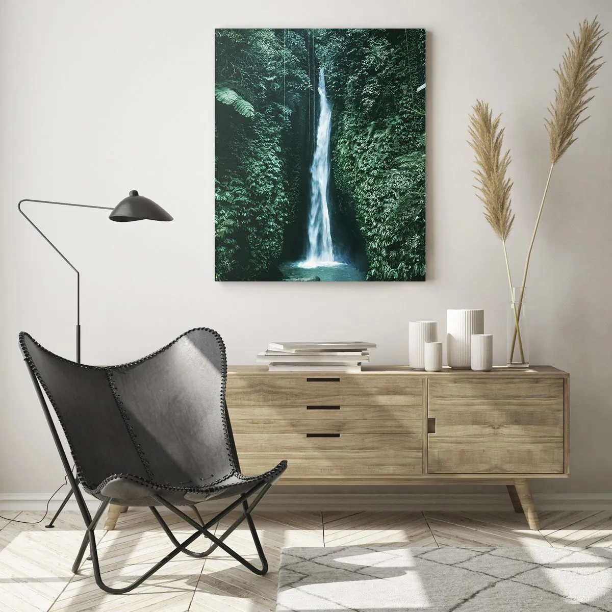 Quadro su vetro - Una cascata circondata da una fitta vegetazione tropicale - 80x120cm - Terme tropicali - Decorazione murale moderna per soggiorno e camera da letto ARTTOR