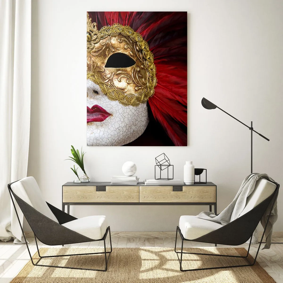 Quadro su vetro - Maschera di carnevale dorata con piume rosse - 50x70cm - La promessa di un'avventura di carnevale - Decorazione murale moderna per soggiorno e camera da letto ARTTOR