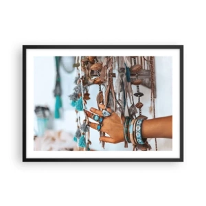 Poster in cornice nera - Una mano adornata con gioielli boho con decorazioni sullo sfondo - 70x50cm - Tesori locali - Decorazione murale moderna per soggiorno e camera da letto ARTTOR