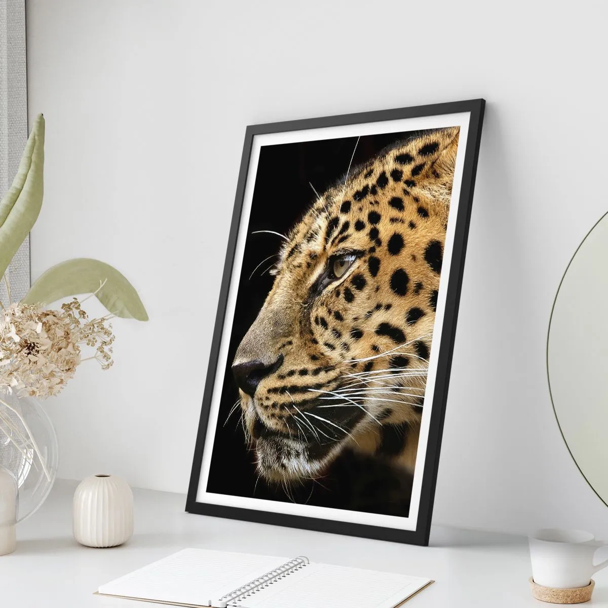 Poster in cornice nera - Profilo di un leopardo su sfondo scuro - 50x70cm - Calmo, concentrato, pronto - Decorazione murale moderna per soggiorno e camera da letto ARTTOR