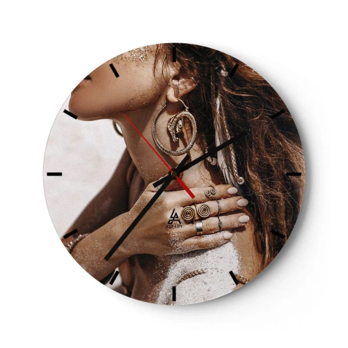 Orologio da parete - Orologio in Vetro - Una donna con gioielli elaborati su uno sfondo di sabbia e luce - 30x30cm - Regina della spiaggia selvatica - Decorazione murale moderna per soggiorno, cucina e camera da letto ARTTOR