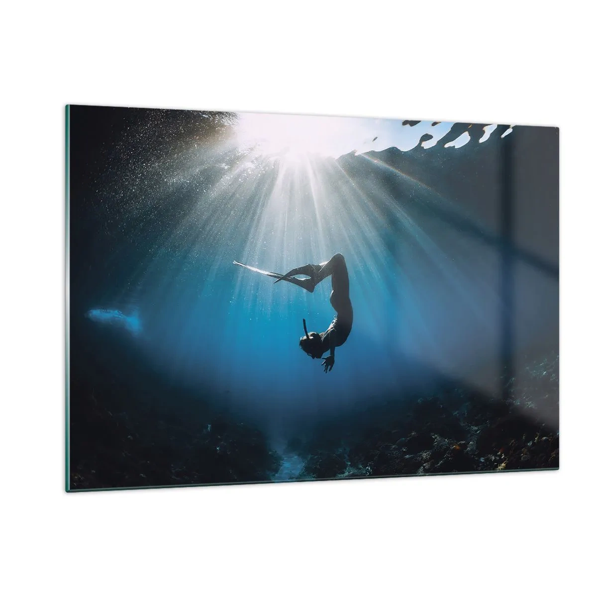 Quadro su vetro - Un subacqueo che si muove sott'acqua sotto i raggi di luce - 120x80cm - Danza subacquea - Decorazione murale moderna per soggiorno e camera da letto ARTTOR