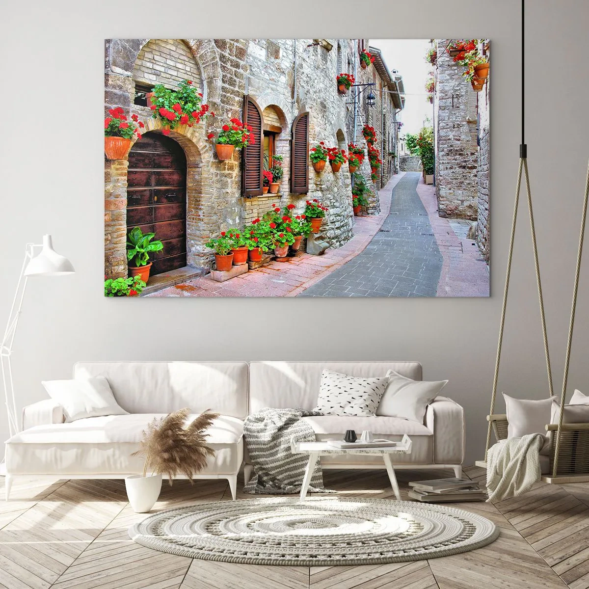 Quadro su vetro - Una pittoresca strada con muri in pietra e fiori rossi - 120x80cm - Atmosfera italiana - Decorazione murale moderna per soggiorno e camera da letto ARTTOR