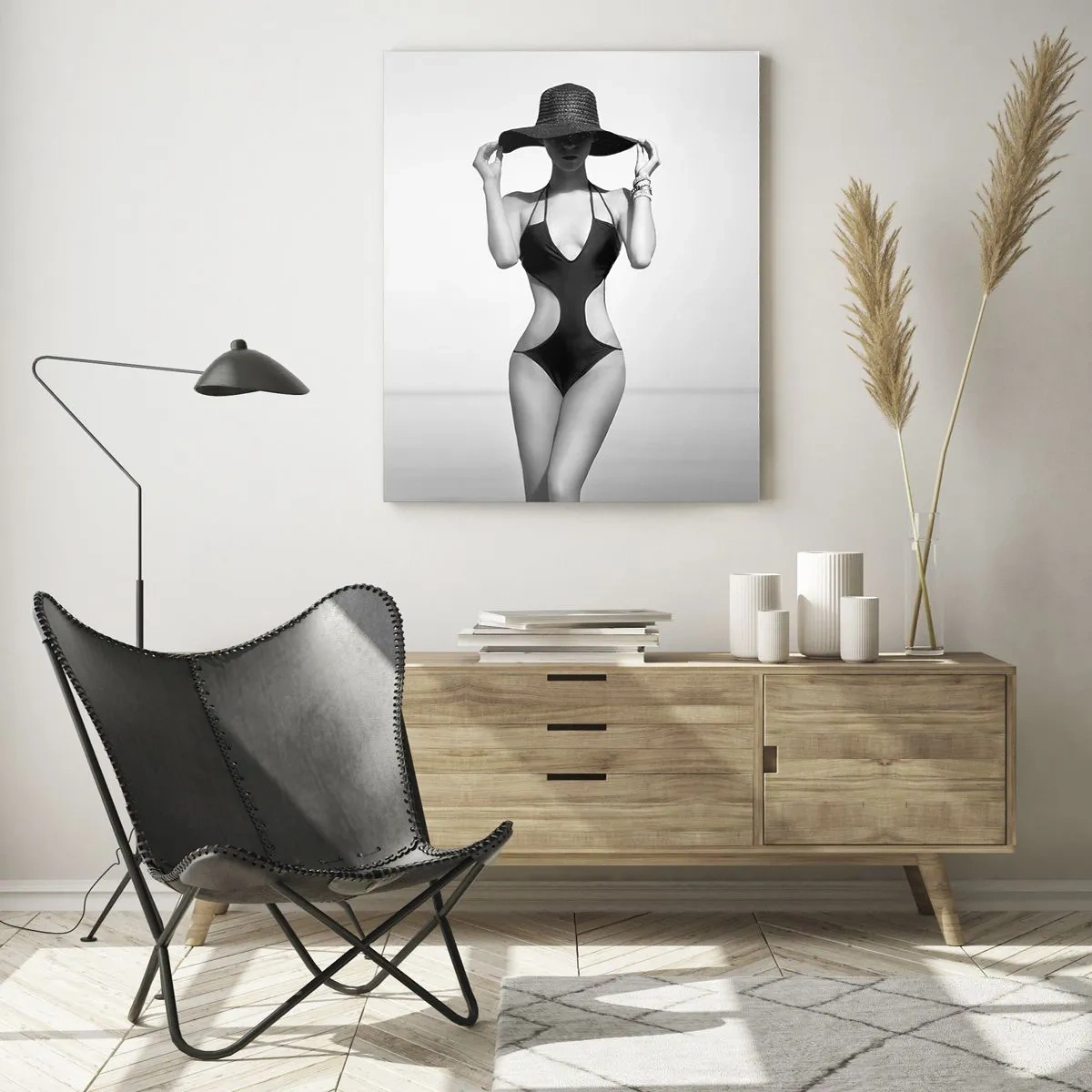 Quadro su vetro - Una donna in costume da bagno nero e cappello contro il mare - 50x70cm - Il mio nome è Eleganza - Decorazione murale moderna per soggiorno e camera da letto ARTTOR