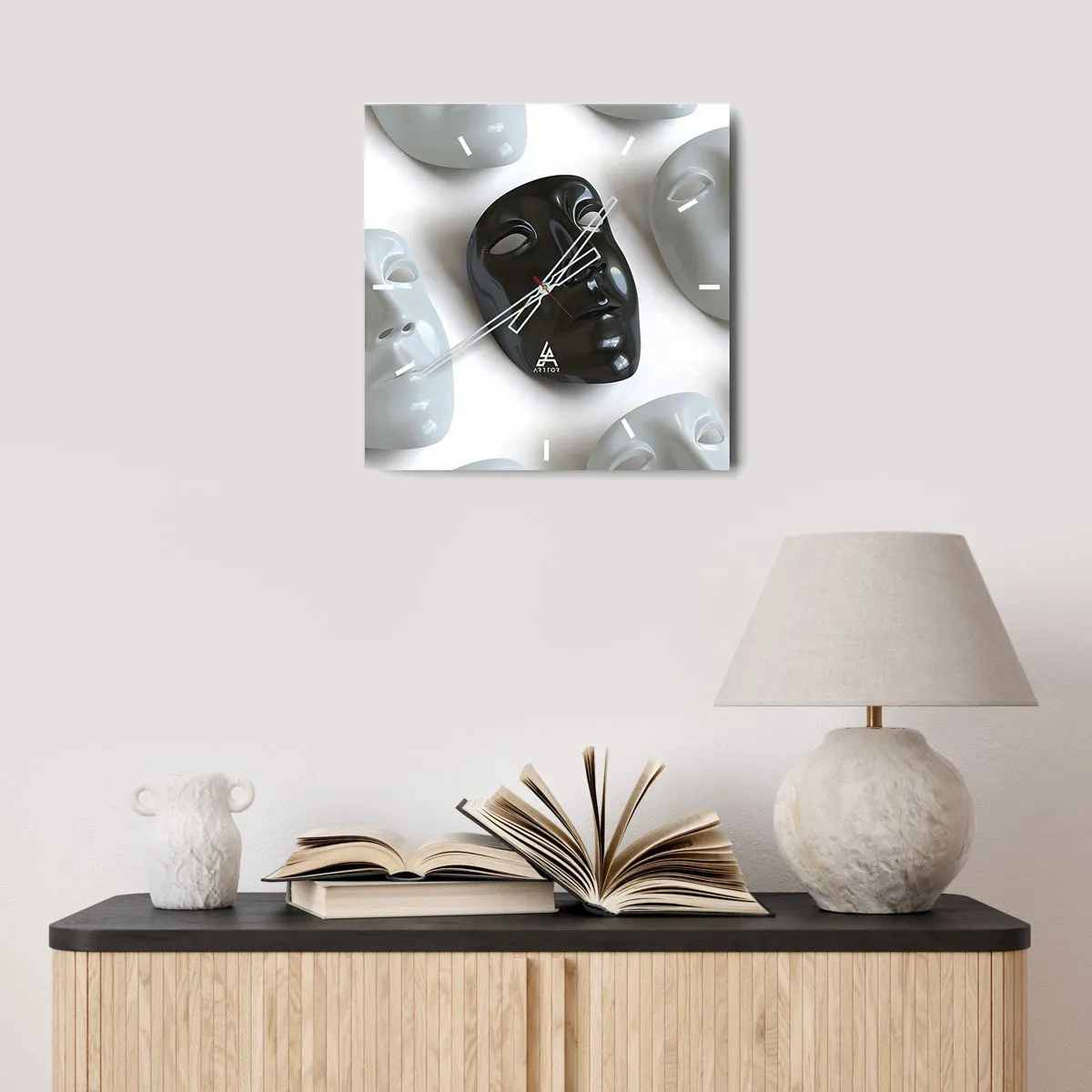 Orologio da parete - Orologio in Vetro - Maschere in bianco e nero su sfondo chiaro - 30x30cm - Come distinguersi? - Decorazione murale moderna per soggiorno e camera da letto ARTTOR