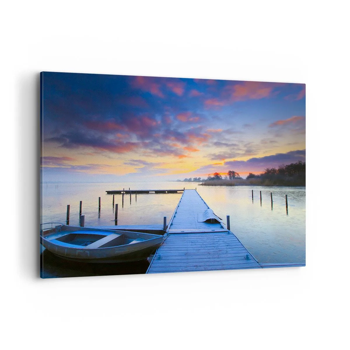 Quadro su tela - Stampe su Tela - Un molo sul lago al tramonto con una barca sulla riva - 120x80cm - Tranquillità violacea e dorata - Decorazione murale moderna per soggiorno e camera da letto ARTTOR