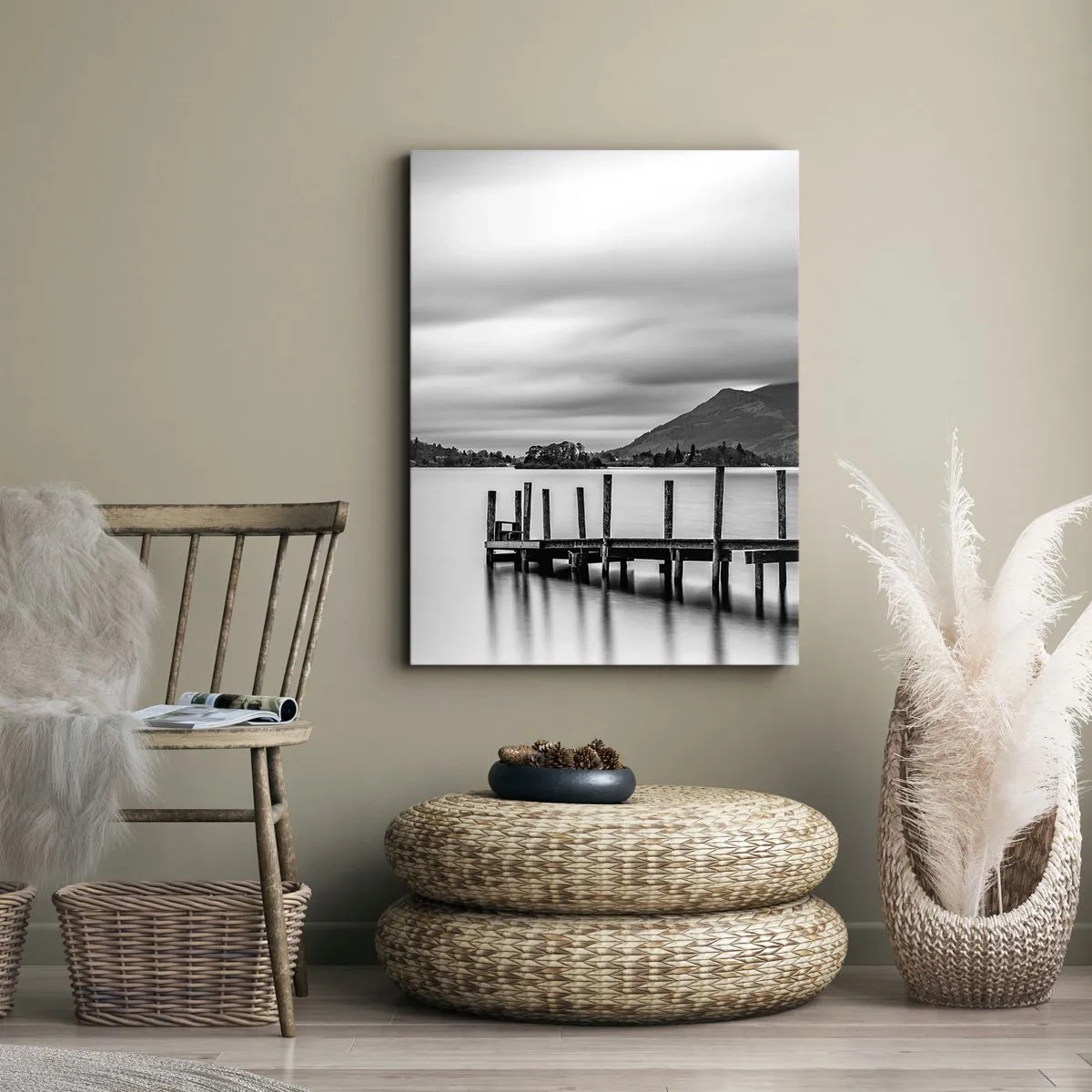 Quadro su tela - Stampe su Tela - Paesaggio in bianco e nero con un molo su un lago - 50x70cm - Mitezza e forza - Decorazione murale moderna per soggiorno e camera da letto ARTTOR