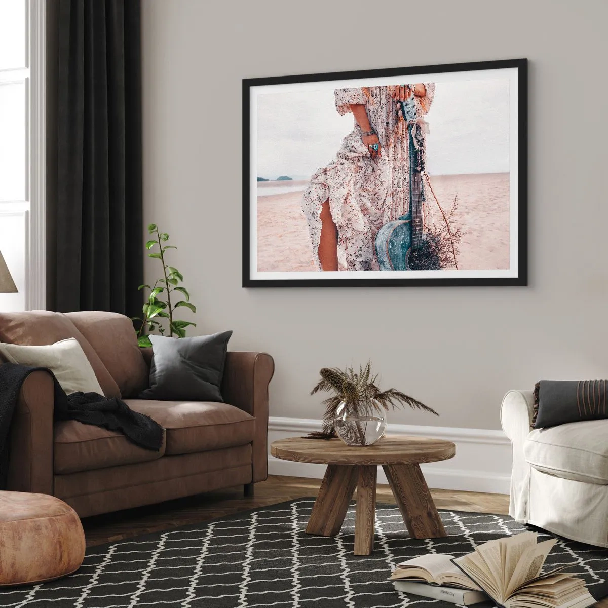 Poster in cornice nera - Donna in stile boho con chitarra sulla spiaggia - 100x70cm - Figli dei fiori in cammino - Decorazione murale moderna per soggiorno e camera da letto ARTTOR