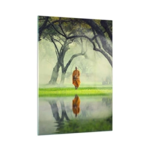 Quadro su vetro - Un monaco in una veste arancione cammina tra gli alberi in riva all'acqua - 50x70cm - In cammino verso l'illuminazione - Decorazione murale moderna per soggiorno e camera da letto ARTTOR