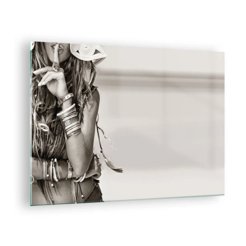 Quadro su vetro - Una donna con gioielli e un dito sulle labbra in uno scatto artistico - 70x50cm - Come una ragazza - Decorazione murale moderna per soggiorno e camera da letto ARTTOR