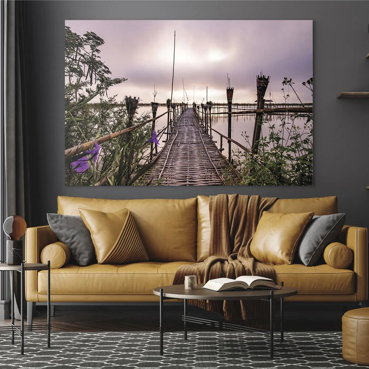Quadro su vetro - Un ponte di bambù che attraversa il lago, circondato da piante e fiori - 100x70cm - Pace e silenzio dell'Asia - Decorazione murale moderna per soggiorno e camera da letto ARTTOR